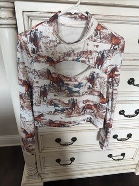 Women’s Horse-Print Long Sleeve Cutout Top - White/Brown
